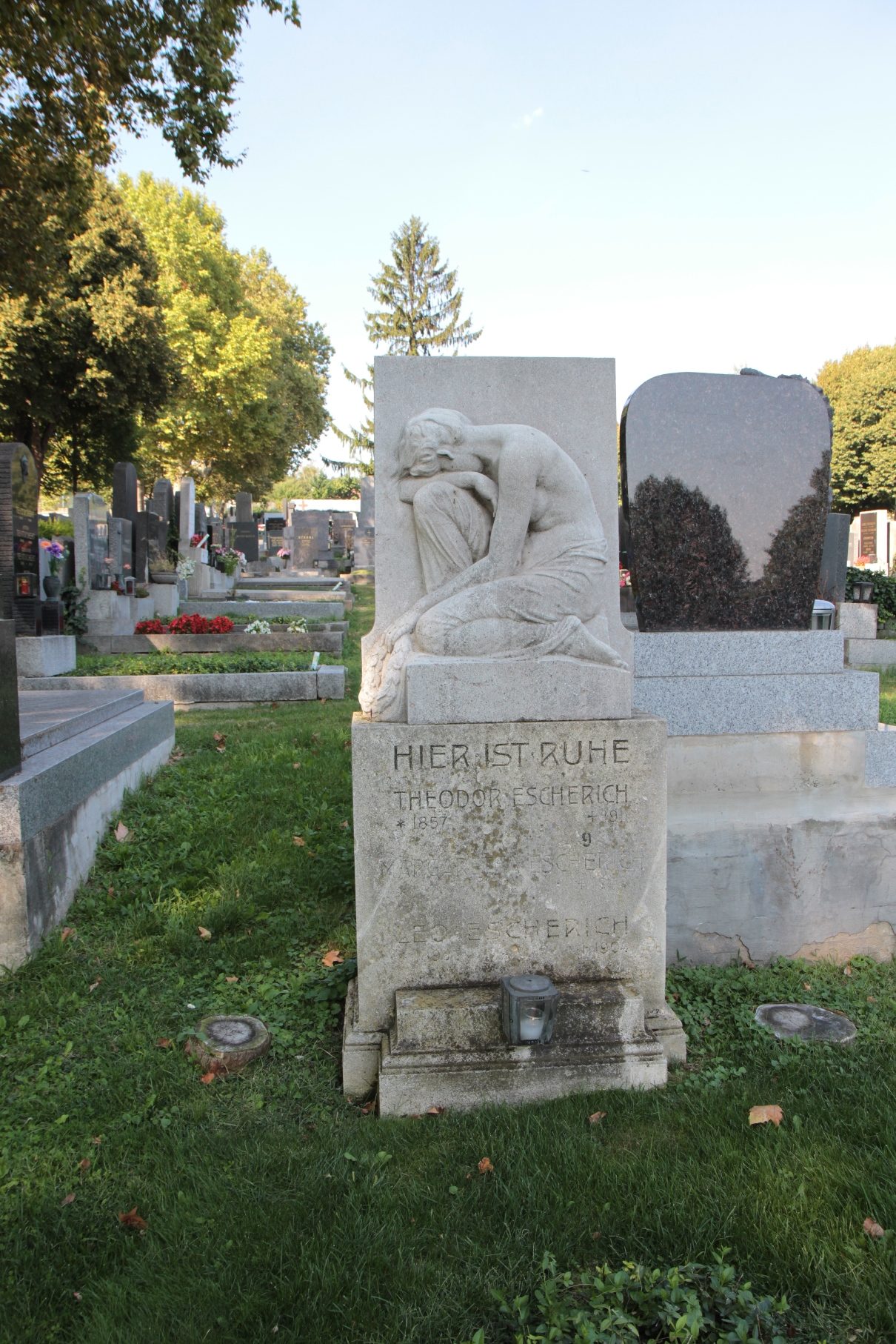 Theodor Escherich's tomb, Vienna - 03.JPG